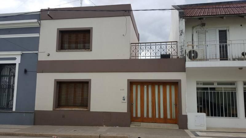 Casa de 2 dormitorios con garage y todos los servicios, en el corazon de la ciudad