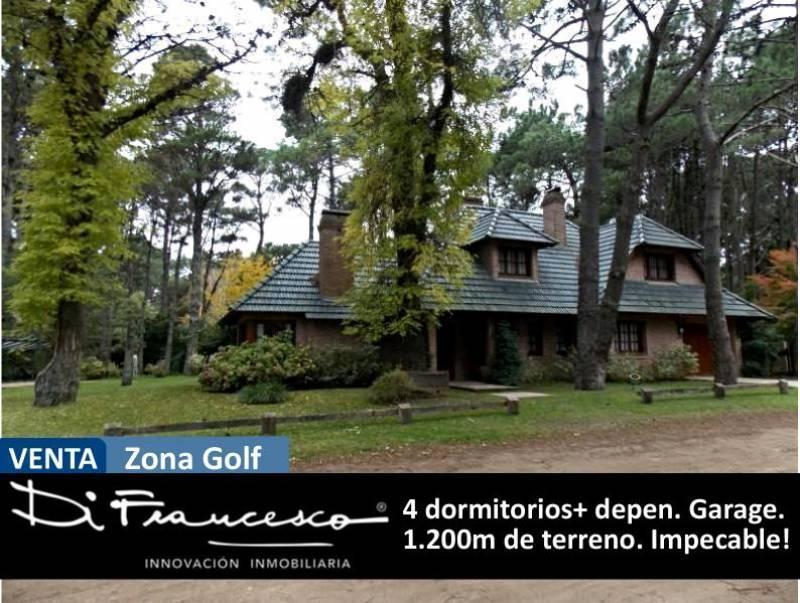 Imponente chalet, en zona Golf, de excelente calidad constructiva. Sobre dos lotes