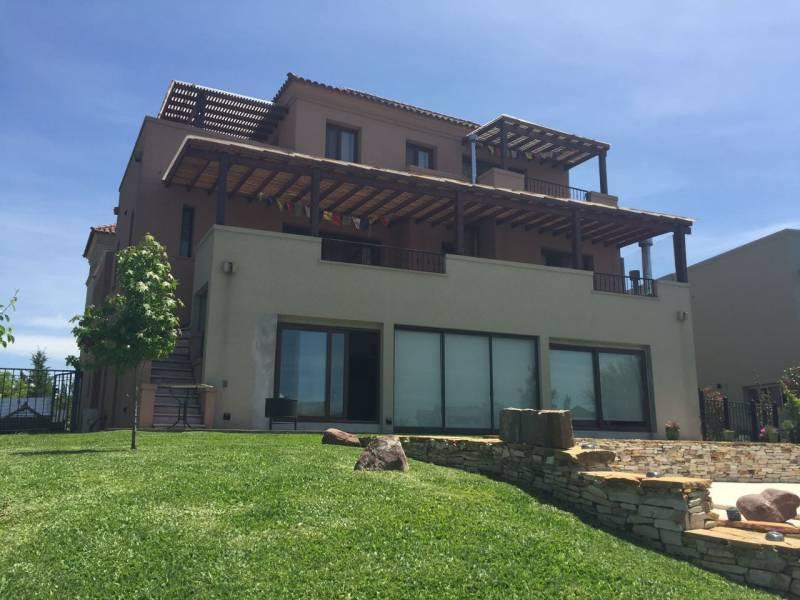 CASA AL AGUA EN VENTA EN NORDELTA CABOS DEL LAGO