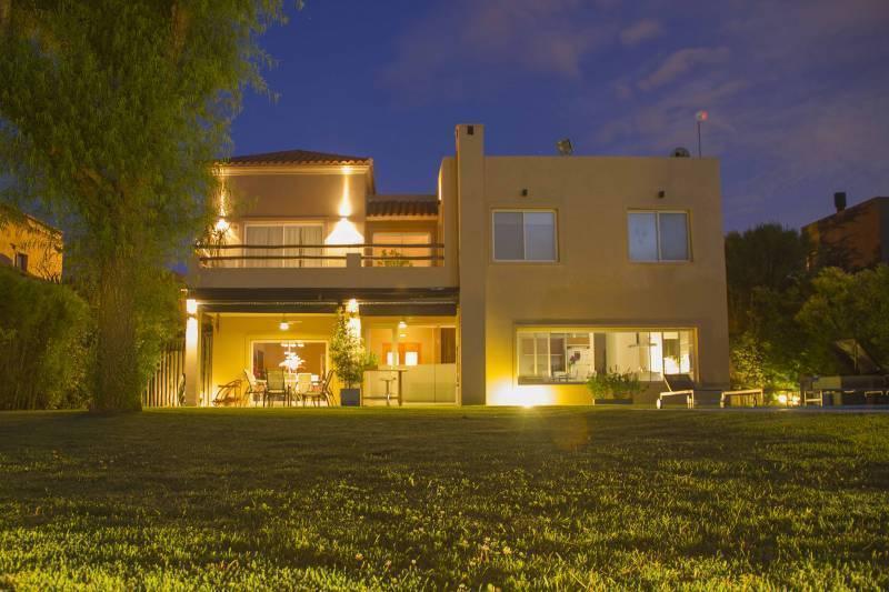 Casa en venta en San Isidro Labrador. Villa Nueva