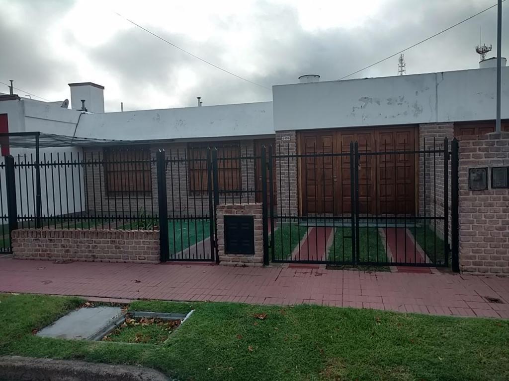 Alquilo Casa de 3 DORM. en barrio ATE