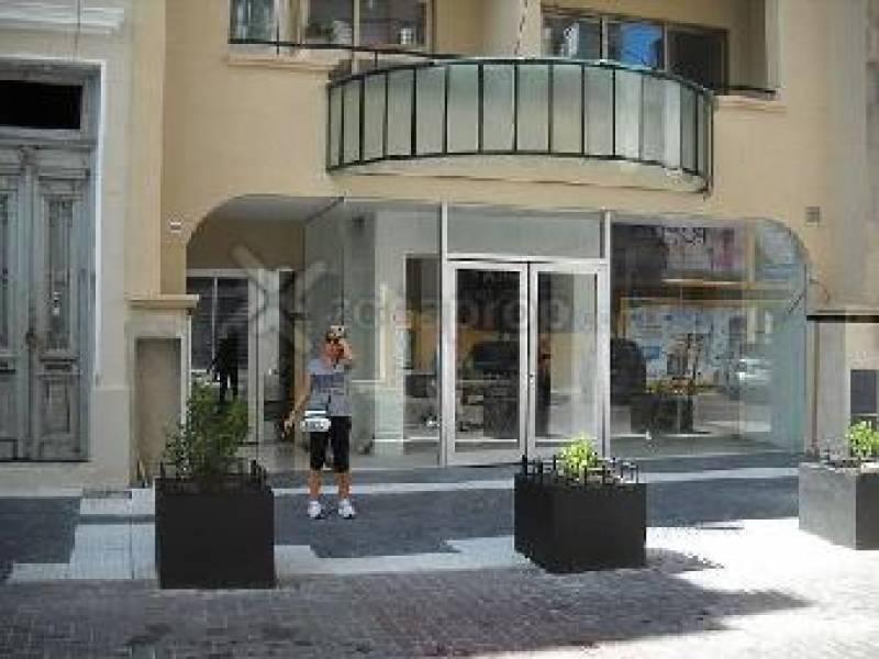 AMPLIO LOCAL A LA CALLE CON RENTA