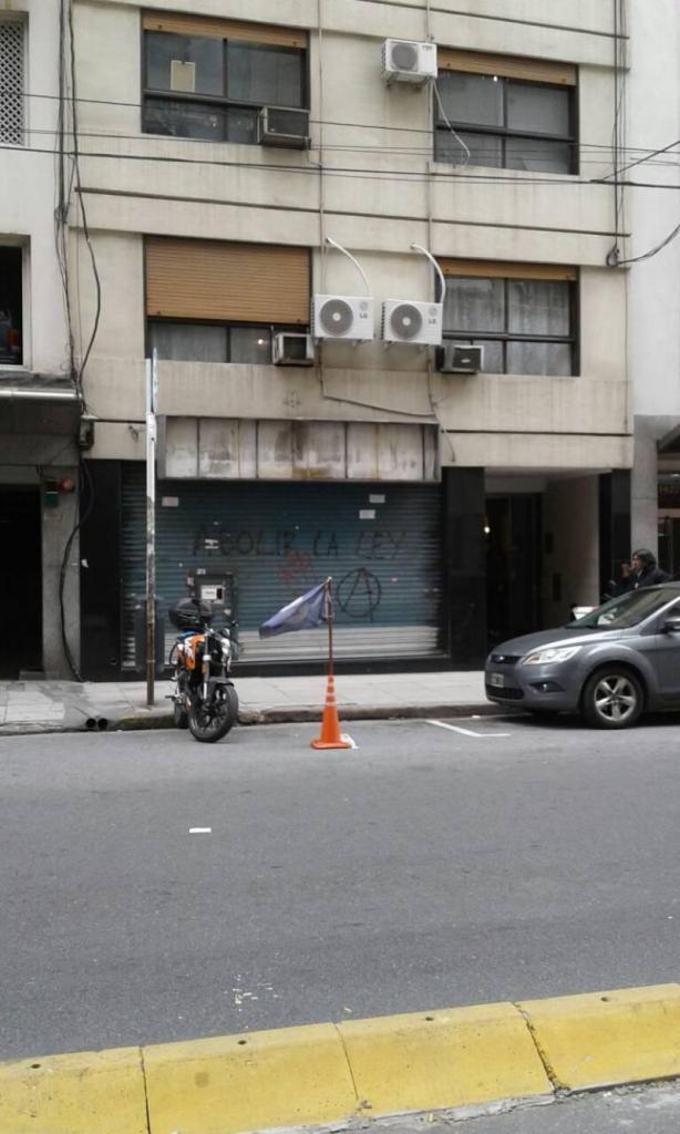 Local comercial. Planta Baja: 5 x 35 m. Subsuelo: 70 m²