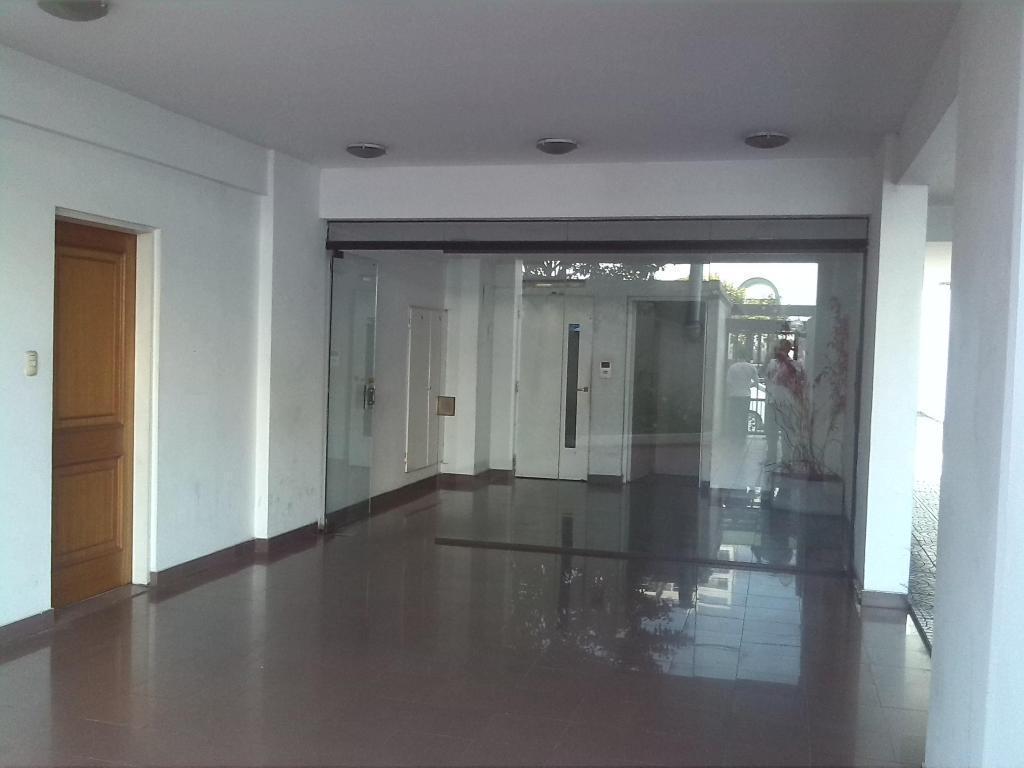 INMOBILIARIA alquila 11 Y 45 MONOAMBIENTE CENTRICO OP/COCHERA $ 4.800