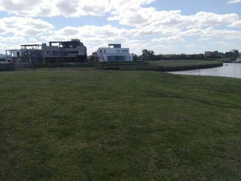 Lote El Yatch de esquina con 60 mts de costa