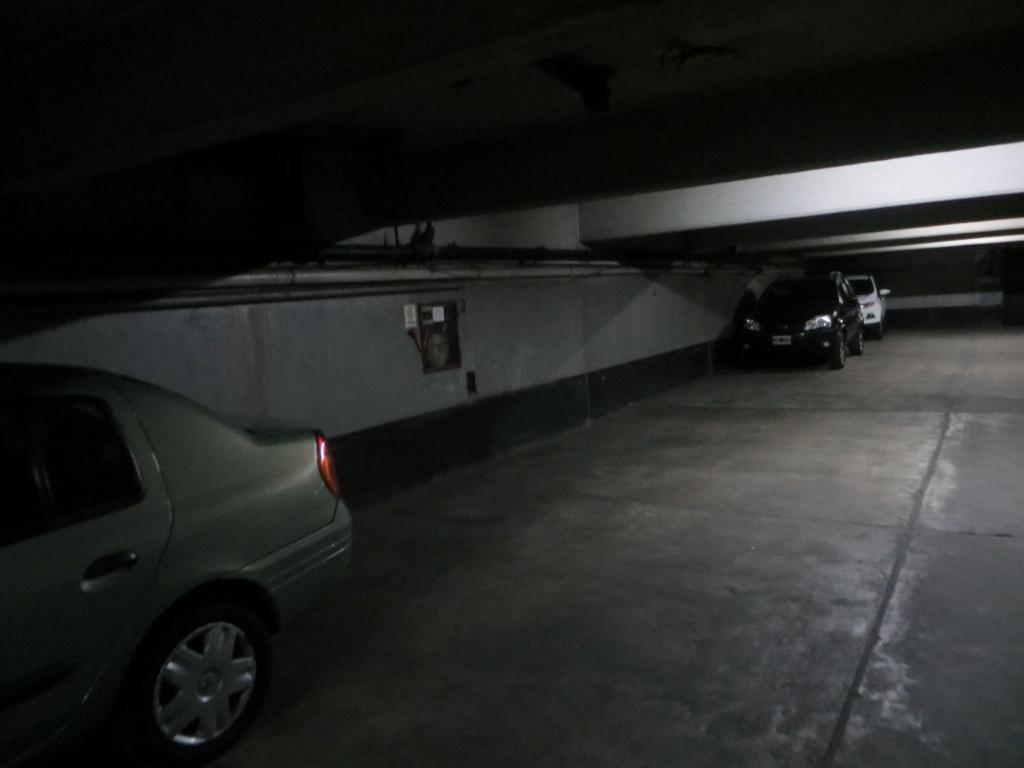 Cochera fija en excelente edificio Paraguay y Suipacha