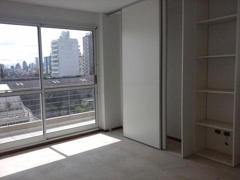 Monoambiente con balcón externo cocina separada