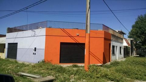 VENDO CASA CON SALON ESQUINA GRANDE GALVEZ Y BARRA