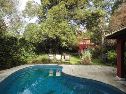 Alquiler Casa en culdesac con alta seguridad, espléndido jardín con pileta Martinez