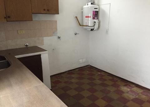 URQUIZA AL 1800 ALQUILO CASA INTERNA 1 DORMITORIO