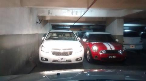 Cochera cubierta en pleno , buena maniobra