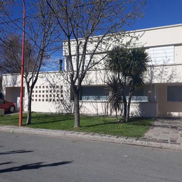 Casa 3 Dormitorios con patio garage parrilla en Cipolletti Los Alerces 769