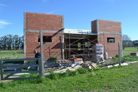 Casa en contruccion sobre lote con fondo de Arroyo en Barrio Barrancas de San Benito. Chapadmalal