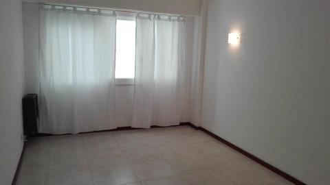 Departamento en Venta. 3 Amb. 2 Dor. 60 M2 Cub. 3 Ambientes contrafrente luminoso con cochera