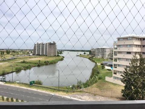 Deartamento impecable de 3 ambientes con increíble vista al lago en venta en Senderos Edif Panorama 2