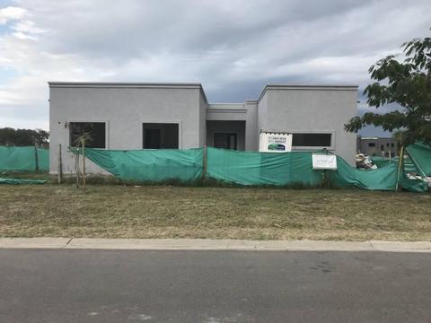 Casa a estrenar. Lote interno muy lindos detalles de terminacion. 3 dormitorios, con toil