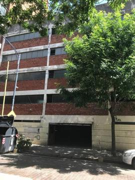 AMPLIA Y CÓMODA COCHERA . Excelente ubicación! OPORTUNIDAD!!!