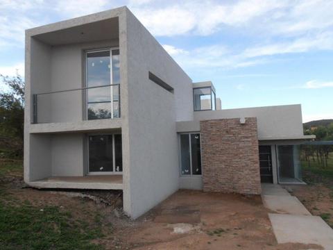 Casa en Venta. 6 Amb. 3 Dor. 190 M2. 170 M2 Cub. Hermosa Propiedad