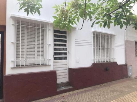 22 Entre 60 Y 61 1388 $ 14.000 Tipo casa PH Alquiler