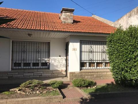 Casa en Venta. 3 Amb. 2 Dor. 234 M2. 131 M2 Cub. CASA DE 3 AMBIENTES CON GARAGE Y JARDIN DEPARTAMENTO DE DOS