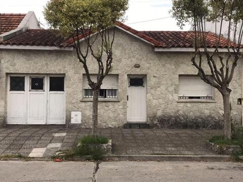 Casa en Venta. 4 Amb. 3 Dor. 133 M2. 99 M2 Cub. CASA DE 4 AMBIENTES CON PATIO