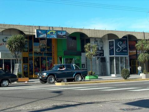 Local Comercial en Venta. 2 Amb. 100 M2. 94 M2 Cub. En Zona comercial Avda. Juan B. Justo