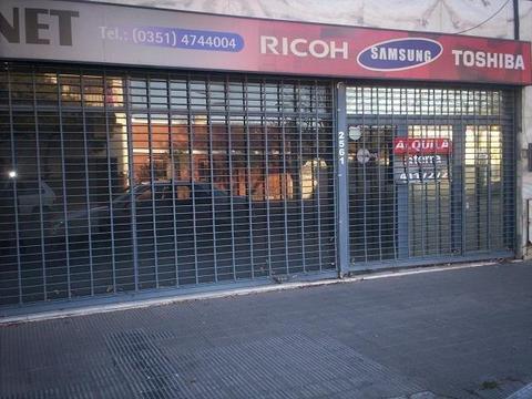 Local en Venta. 200 M2. 200 M2 Cub. Gran Local con Vivienda